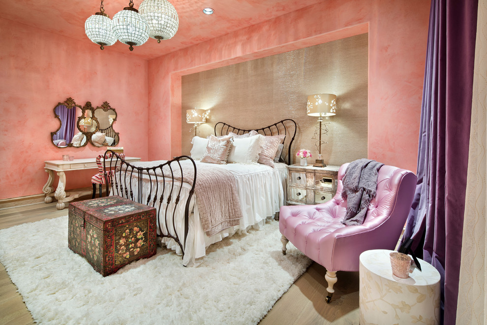 Inspiration för ett medelhavsstil sovrum, med rosa väggar och ljust trägolv