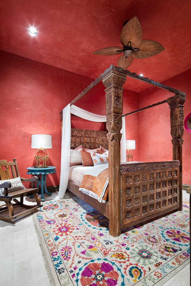 На фото: спальня в средиземноморском стиле с красными стенами