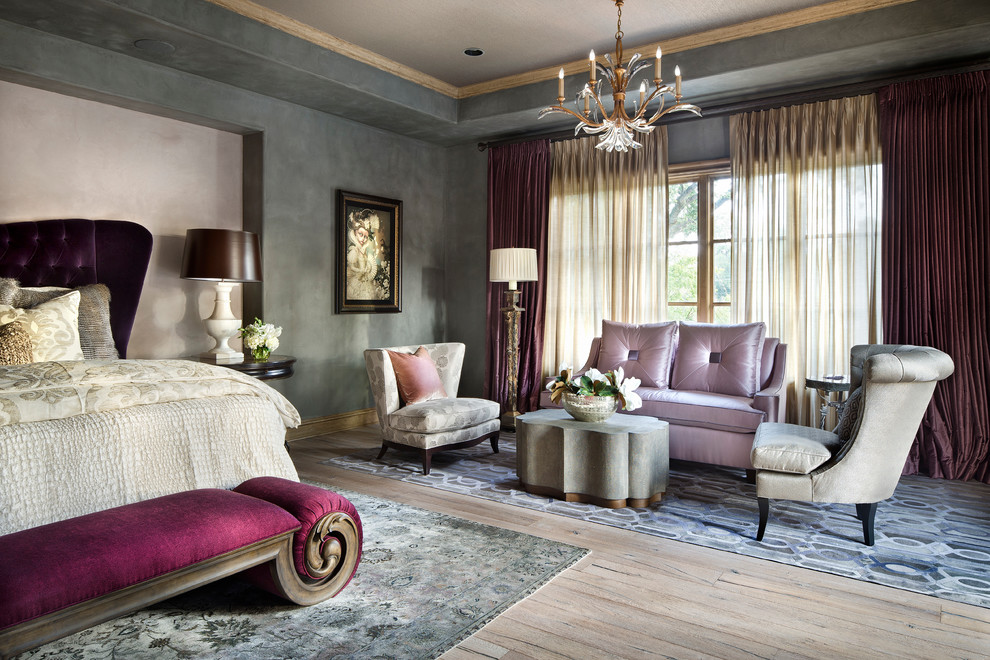 Mediterranes Schlafzimmer mit grauer Wandfarbe und braunem Holzboden in Austin