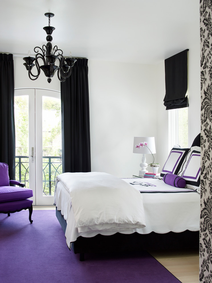 Ispirazione per una camera da letto contemporanea di medie dimensioni con pareti bianche, parquet chiaro e pavimento marrone