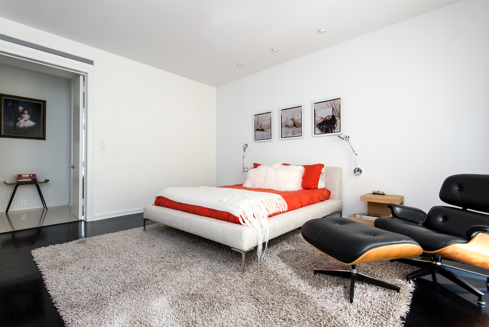 Imagen de dormitorio moderno con paredes blancas y suelo de madera oscura