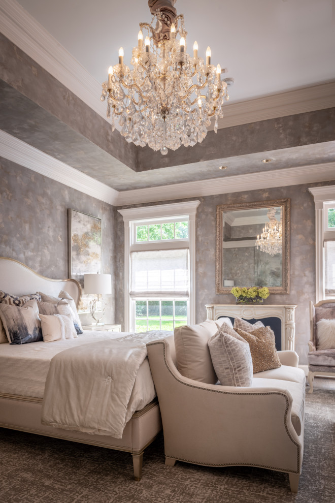 Klassisches Schlafzimmer mit grauer Wandfarbe, Teppichboden, grauem Boden, eingelassener Decke und Tapetenwänden in Houston