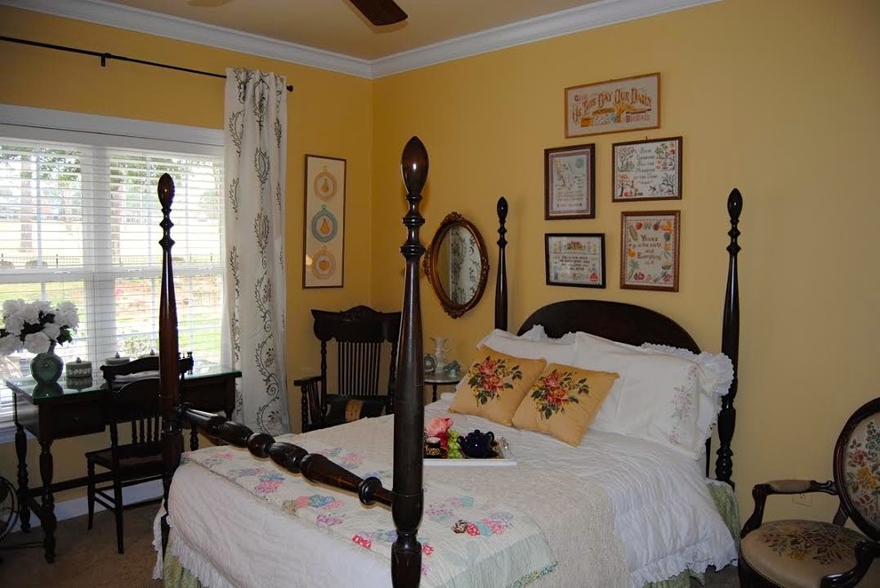 アトランタにある中くらいなエクレクティックスタイルのおしゃれな寝室 (黄色い壁、カーペット敷き)