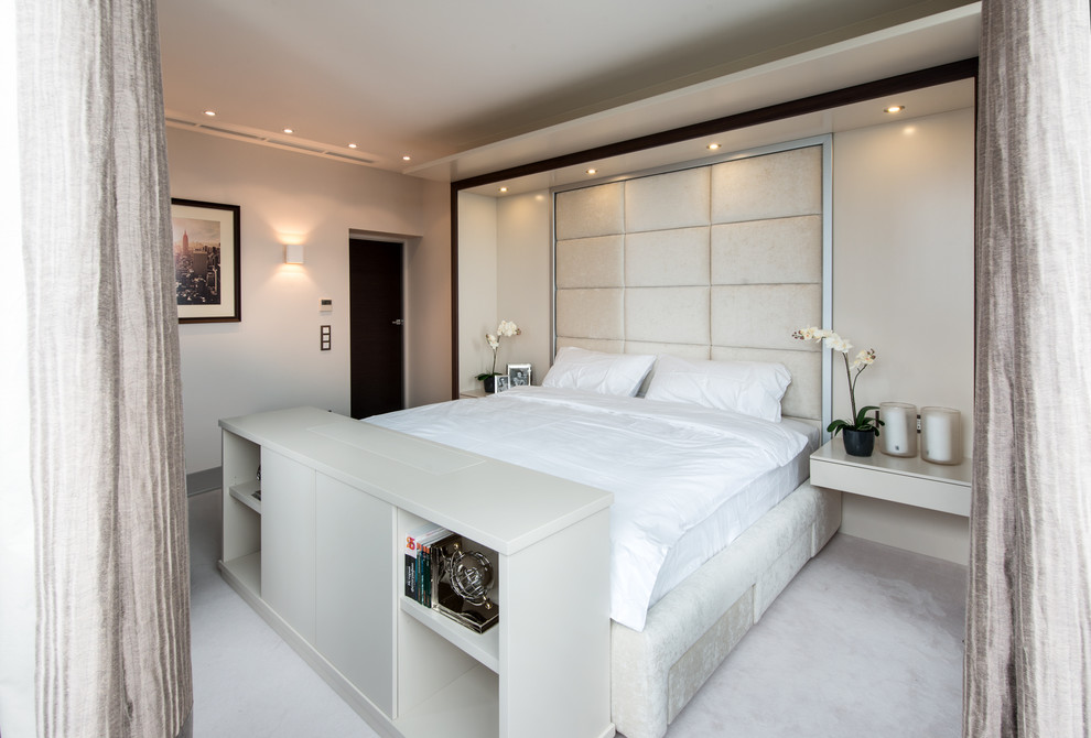 Ejemplo de dormitorio principal, blanco y beige y blanco contemporáneo de tamaño medio con paredes beige, moqueta, suelo blanco y panelado