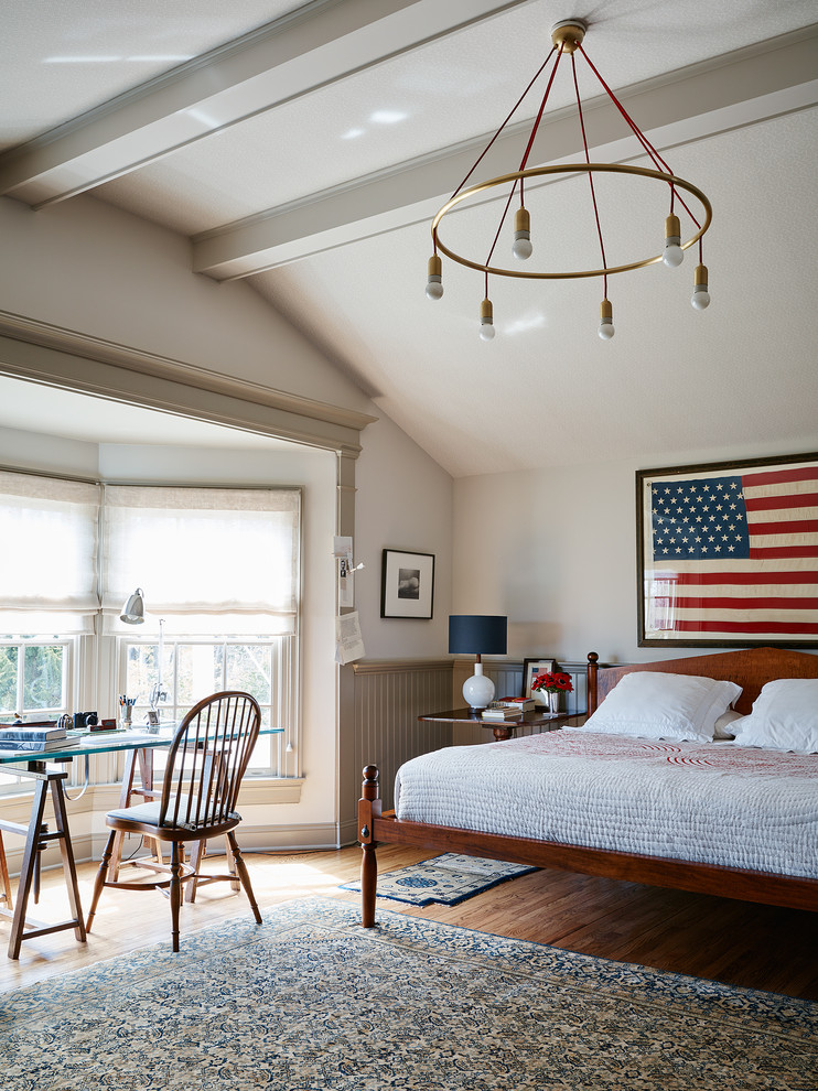 Diseño de dormitorio clásico con paredes blancas, suelo de madera en tonos medios y suelo marrón