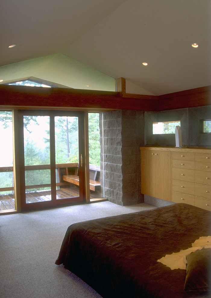 Imagen de dormitorio principal actual extra grande sin chimenea con paredes blancas, moqueta y marco de chimenea de piedra