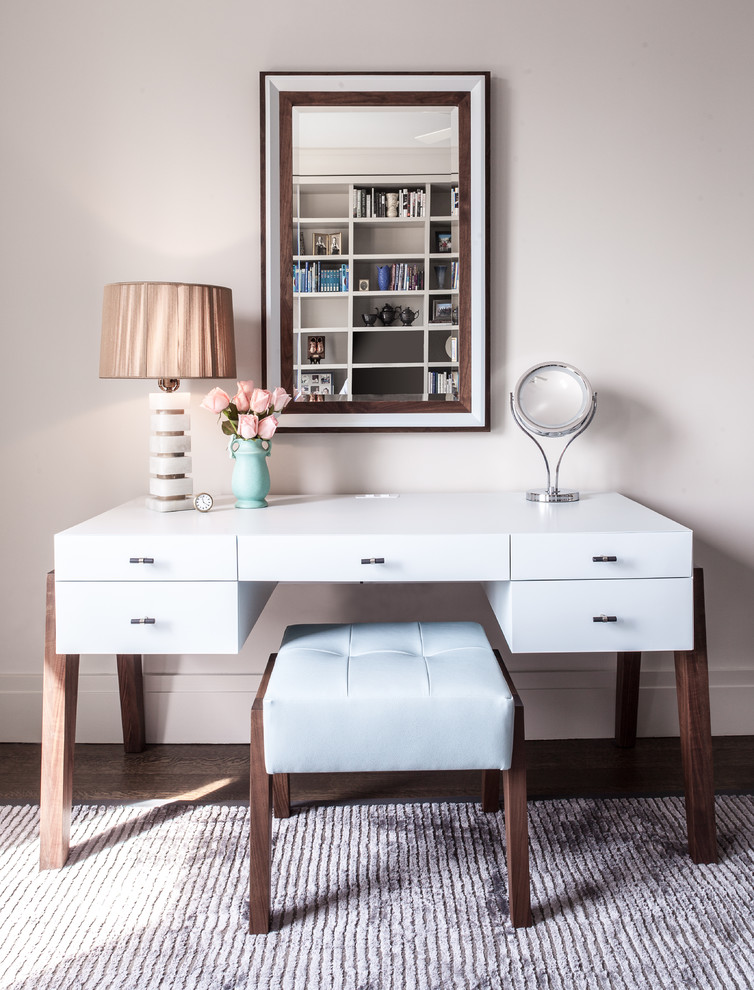 Exemple d'une chambre chic avec un mur marron, parquet foncé et aucune cheminée.