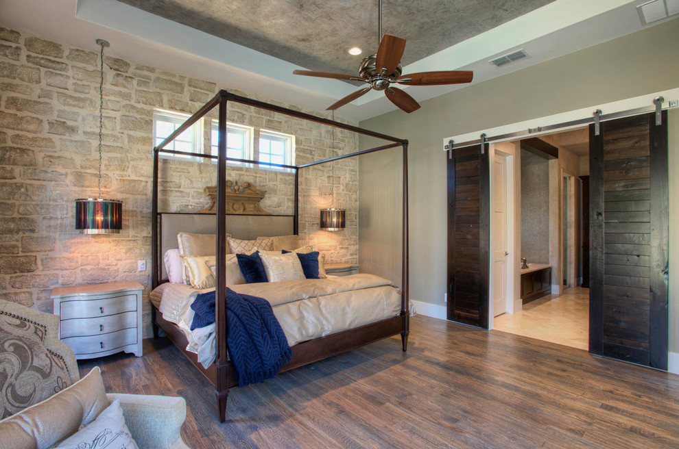 Mittelgroßes Klassisches Hauptschlafzimmer ohne Kamin mit grauer Wandfarbe und braunem Holzboden in Austin