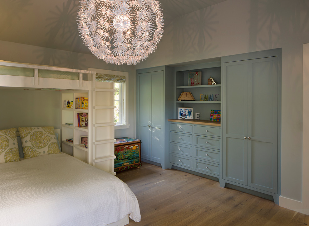 Immagine di una camera da letto country di medie dimensioni con pareti blu, parquet chiaro e nessun camino