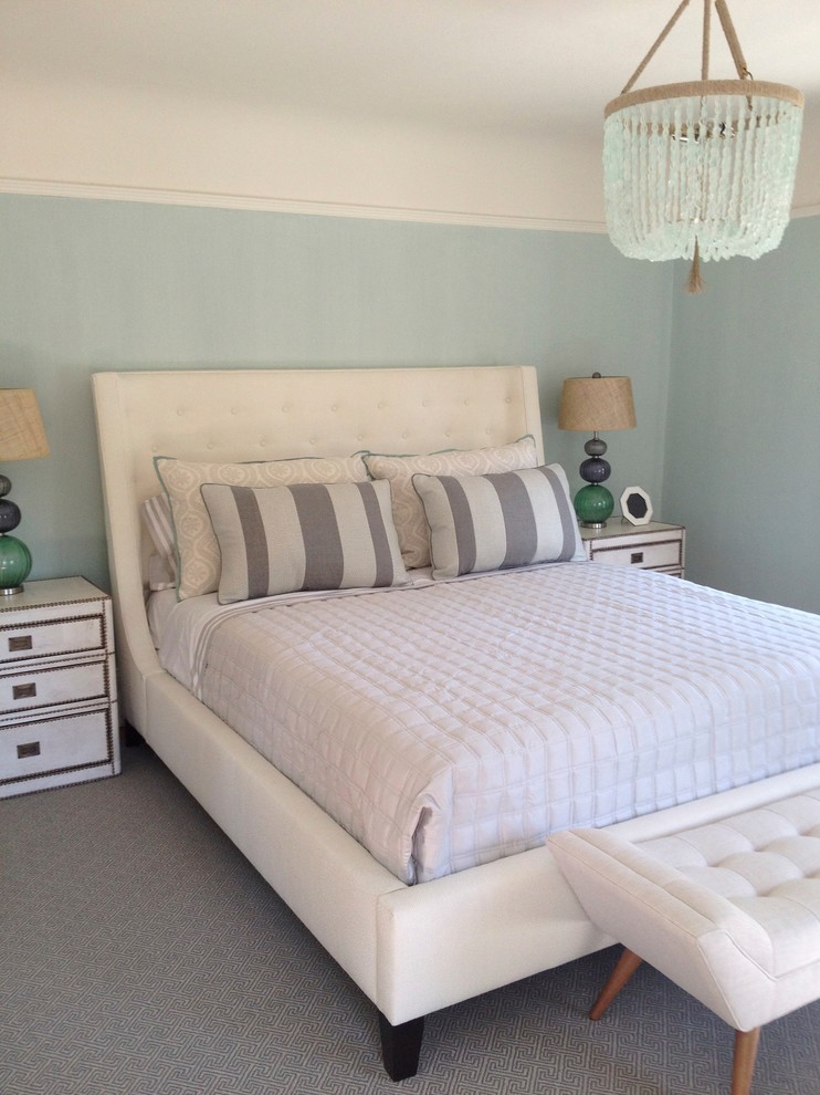 Ejemplo de dormitorio principal tradicional renovado pequeño con paredes azules, moqueta y suelo gris
