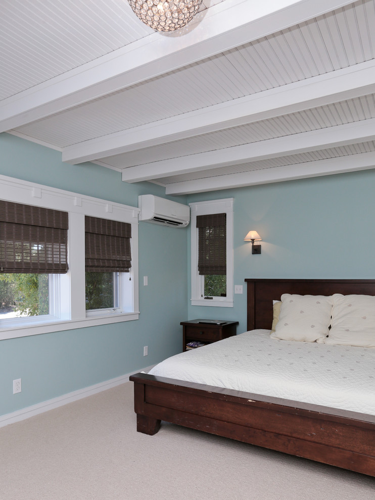 Пример оригинального дизайна: хозяйская спальня среднего размера в стиле кантри с синими стенами и ковровым покрытием