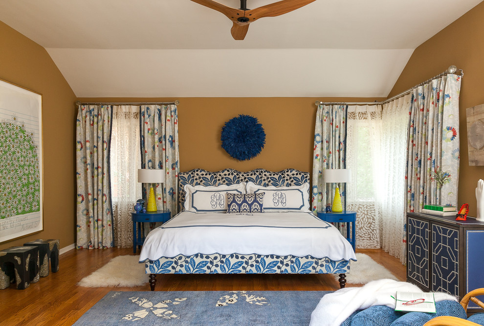 Foto de dormitorio principal bohemio de tamaño medio con paredes marrones y suelo de madera en tonos medios
