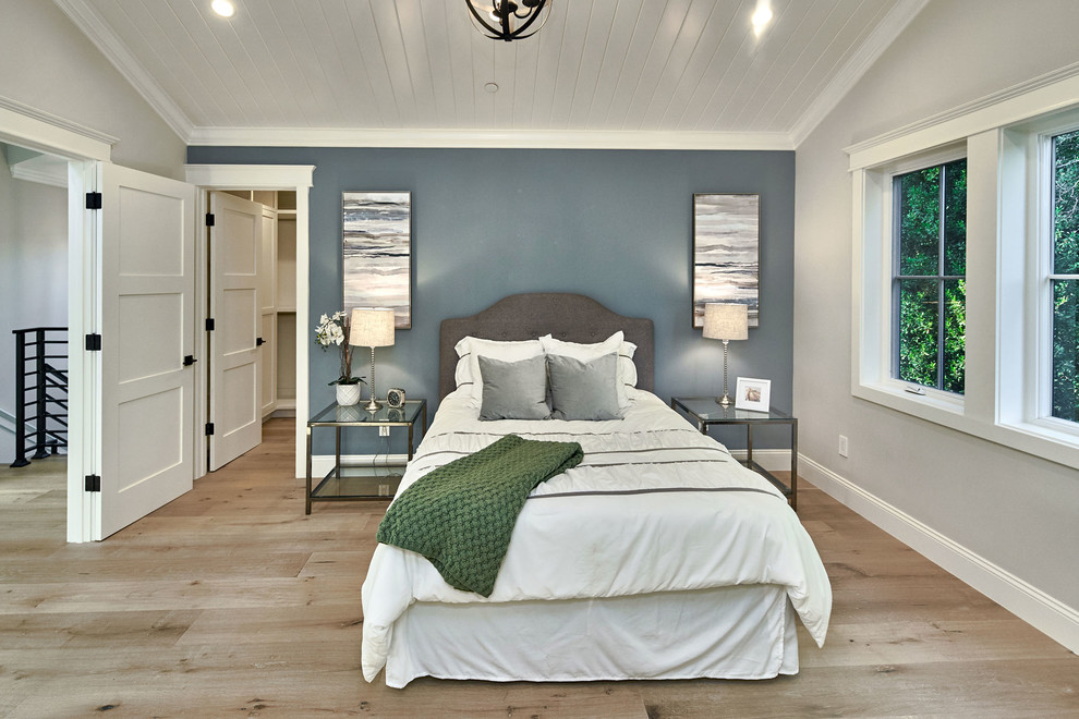 Exemple d'une chambre parentale nature de taille moyenne avec un mur bleu, parquet clair et un sol gris.
