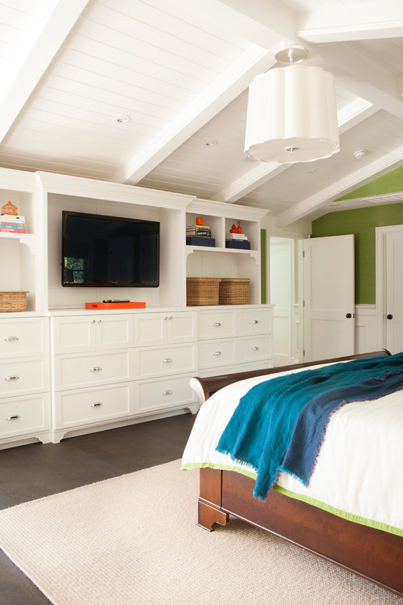 Ejemplo de dormitorio principal clásico renovado grande con paredes verdes y suelo de madera oscura