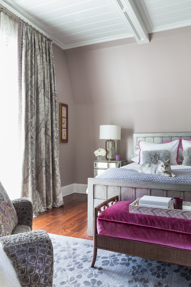 Источник вдохновения для домашнего уюта: большая хозяйская спальня в стиле неоклассика (современная классика) с розовыми стенами, темным паркетным полом, стандартным камином и фасадом камина из камня