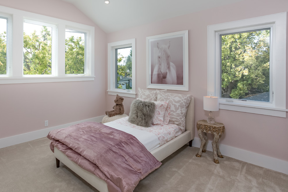 Идея дизайна: гостевая спальня (комната для гостей) в стиле неоклассика (современная классика) с розовыми стенами, ковровым покрытием и бежевым полом