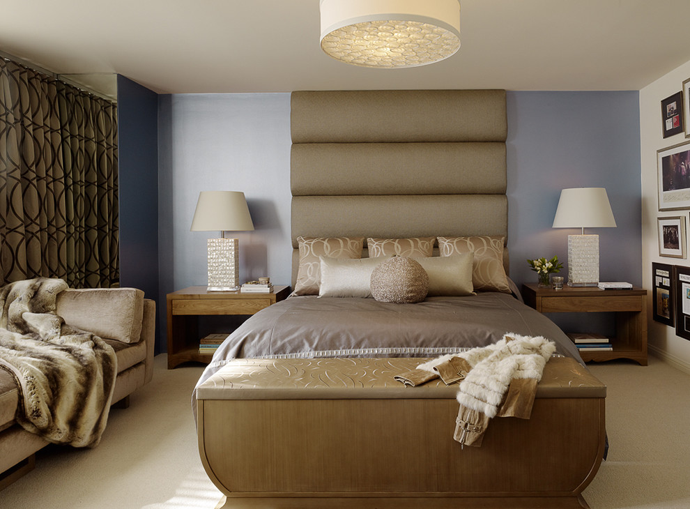 Inspiration för ett eklektiskt sovrum, med blå väggar och heltäckningsmatta