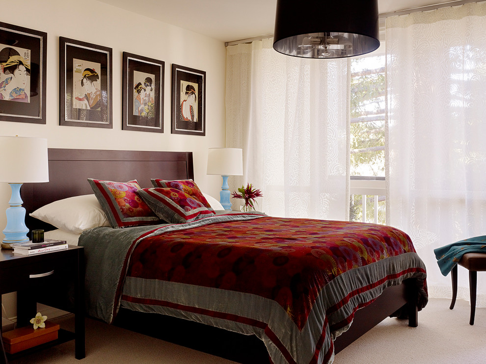 На фото: спальня в восточном стиле с бежевыми стенами, ковровым покрытием и тюлем