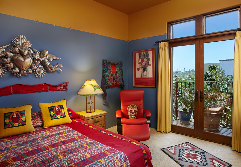Mediterranes Schlafzimmer mit blauer Wandfarbe, Teppichboden und weißem Boden in Sonstige