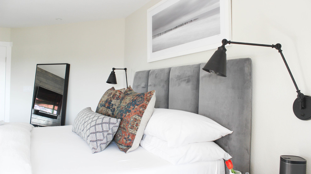 Идея дизайна: хозяйская спальня среднего размера в стиле модернизм с серыми стенами, темным паркетным полом, подвесным камином, фасадом камина из дерева и коричневым полом