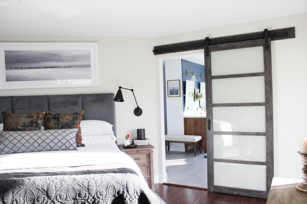 Стильный дизайн: хозяйская спальня среднего размера в стиле модернизм с серыми стенами, темным паркетным полом, подвесным камином, фасадом камина из дерева и коричневым полом - последний тренд