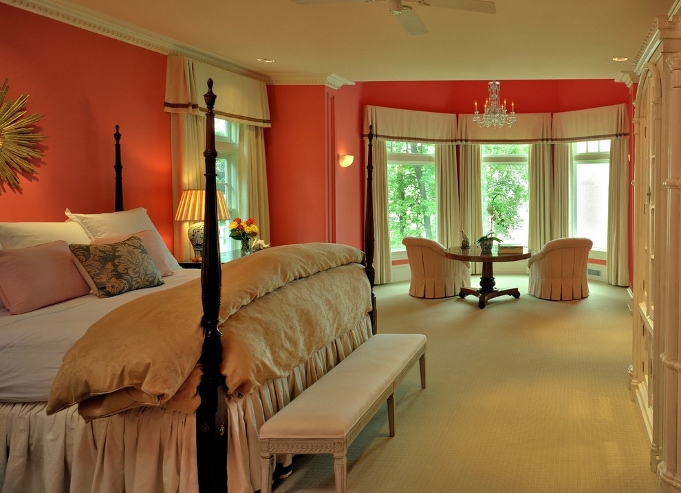 Immagine di una camera da letto tradizionale con pareti rosa e moquette