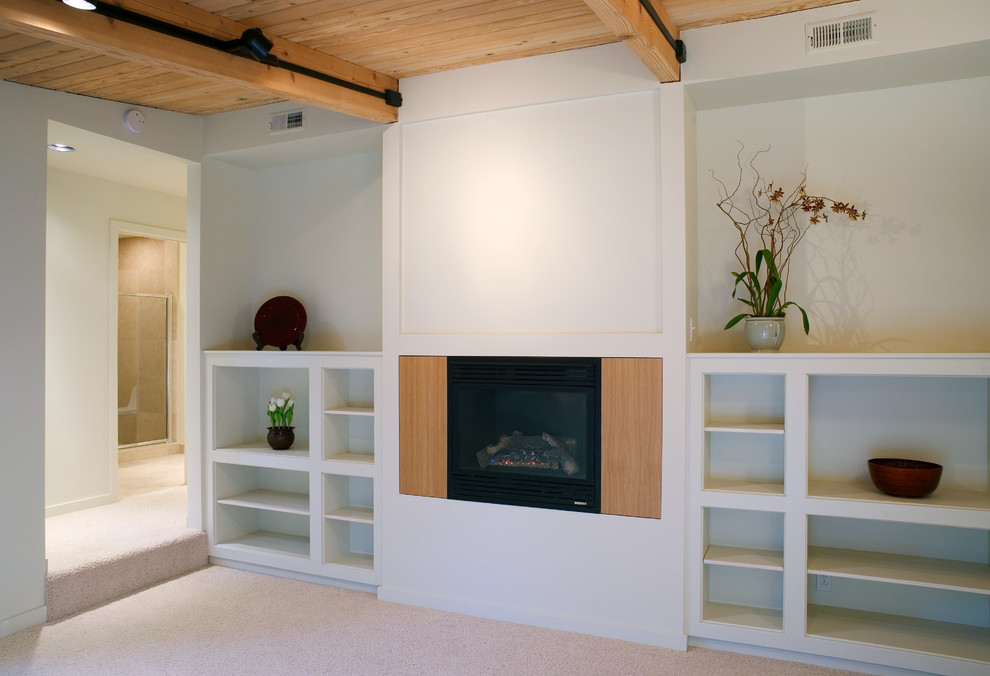 シアトルにある小さなミッドセンチュリースタイルのおしゃれな主寝室 (ベージュの壁、カーペット敷き、標準型暖炉、木材の暖炉まわり)