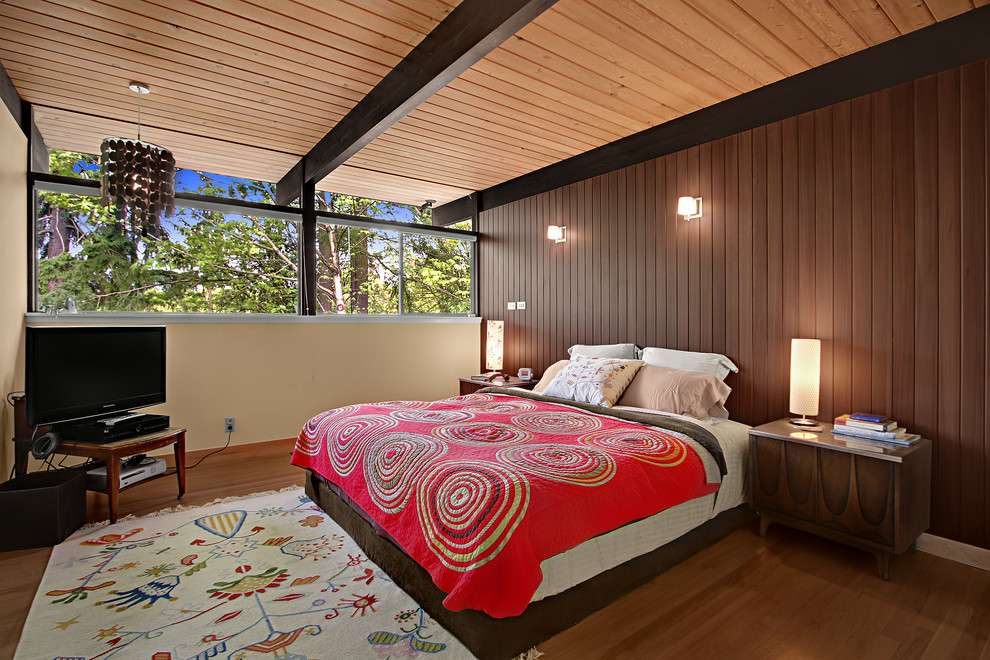 Inspiration för ett retro sovrum, med beige väggar, mellanmörkt trägolv och brunt golv