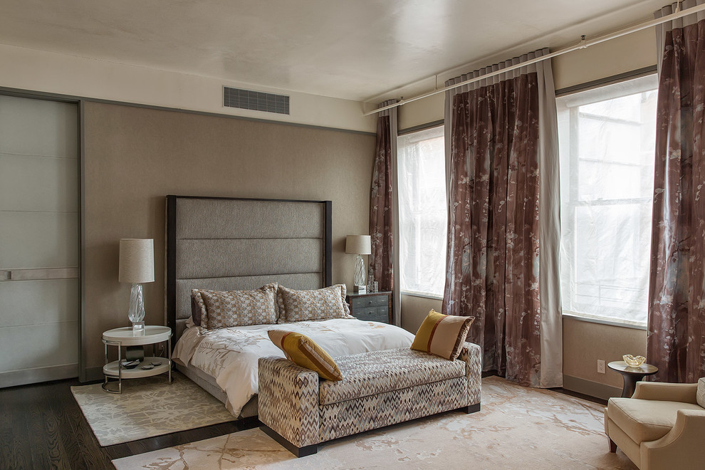 На фото: спальня на мансарде в стиле неоклассика (современная классика) с бежевыми стенами и темным паркетным полом с