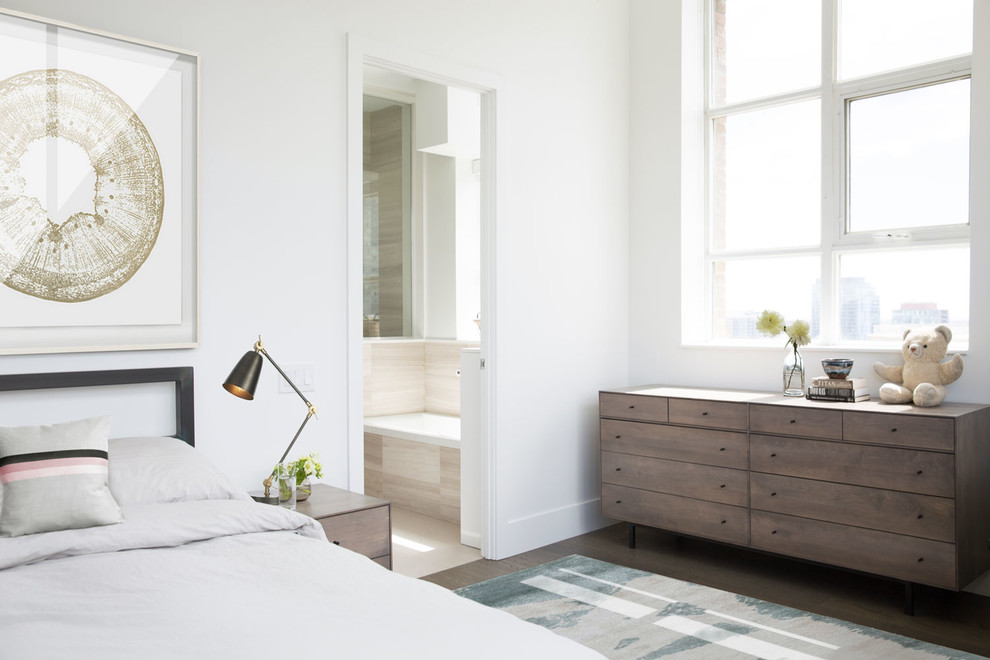 Diseño de dormitorio principal clásico renovado de tamaño medio con paredes blancas y suelo de madera oscura