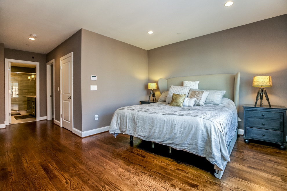 Foto de dormitorio principal clásico renovado con paredes grises y suelo de madera en tonos medios