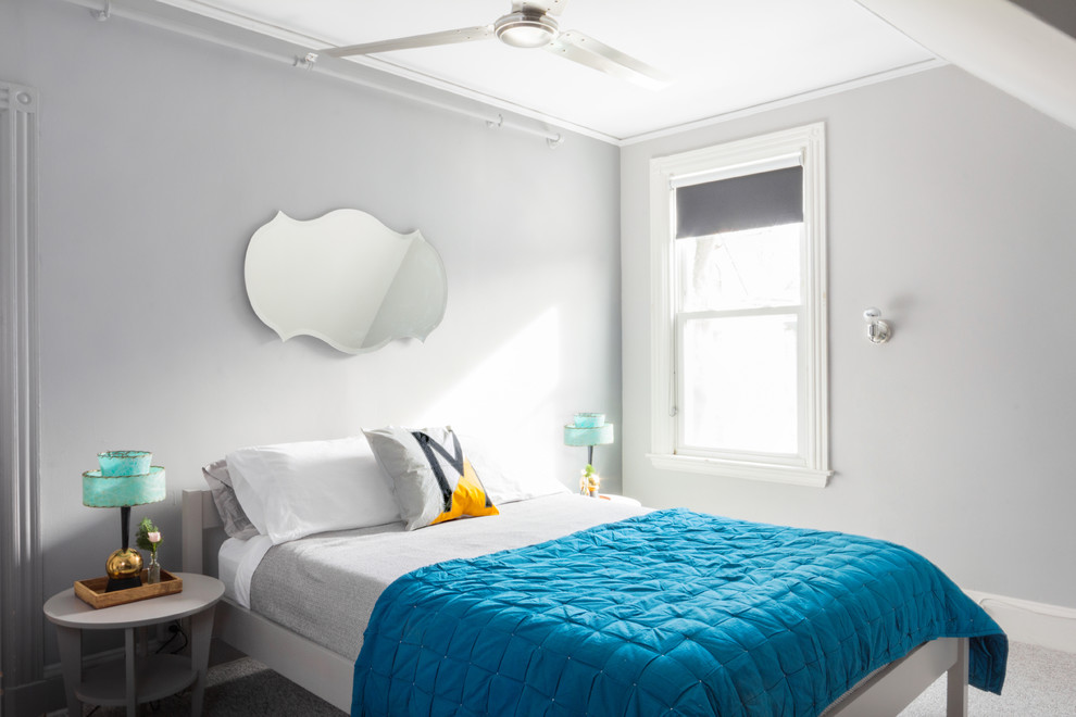 Свежая идея для дизайна: спальня в стиле фьюжн с серыми стенами и ковровым покрытием без камина - отличное фото интерьера