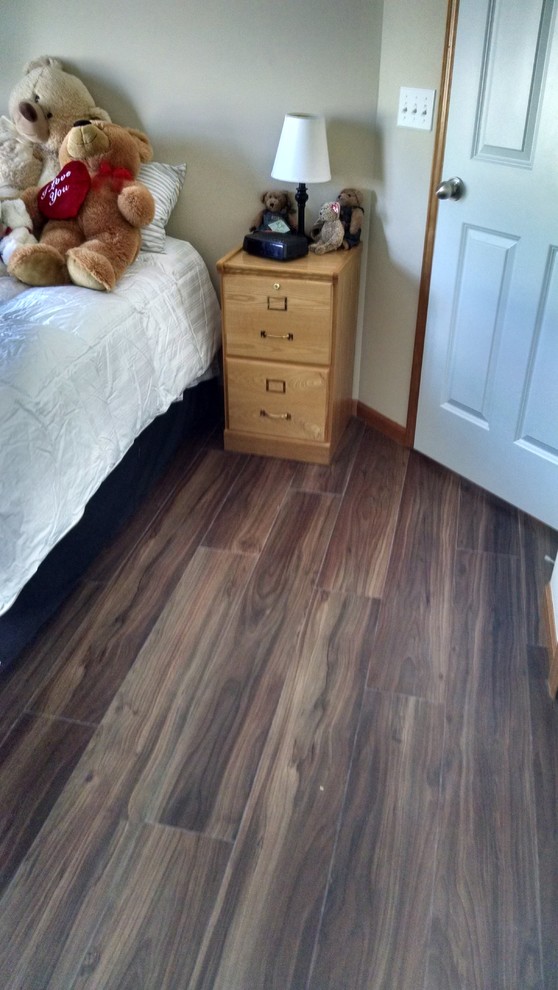 Foto de dormitorio clásico renovado de tamaño medio con suelo de madera oscura
