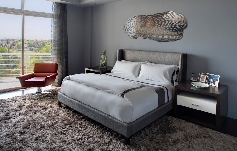 Идея дизайна: спальня среднего размера в современном стиле с серыми стенами и темным паркетным полом