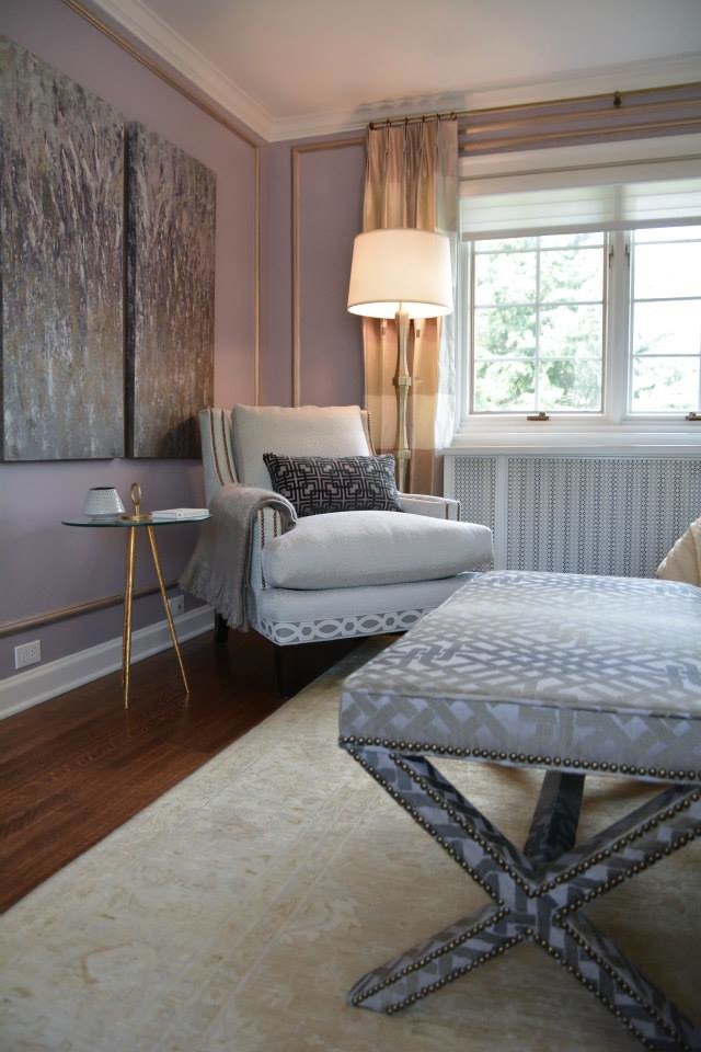 Foto de dormitorio principal tradicional renovado de tamaño medio sin chimenea con paredes púrpuras y suelo de madera en tonos medios