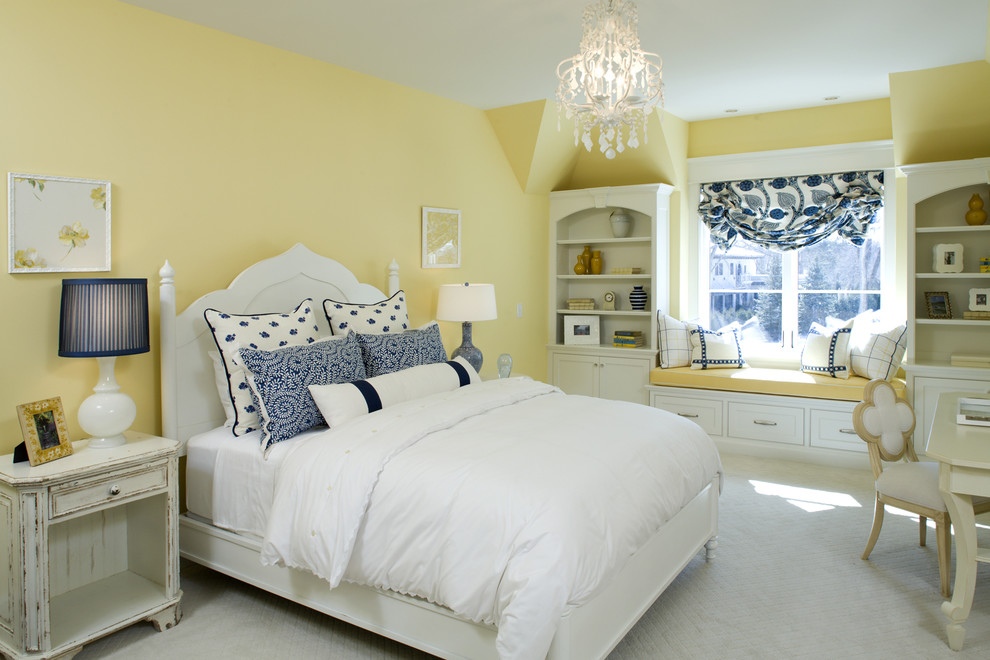 Ispirazione per una camera da letto tradizionale con pareti gialle