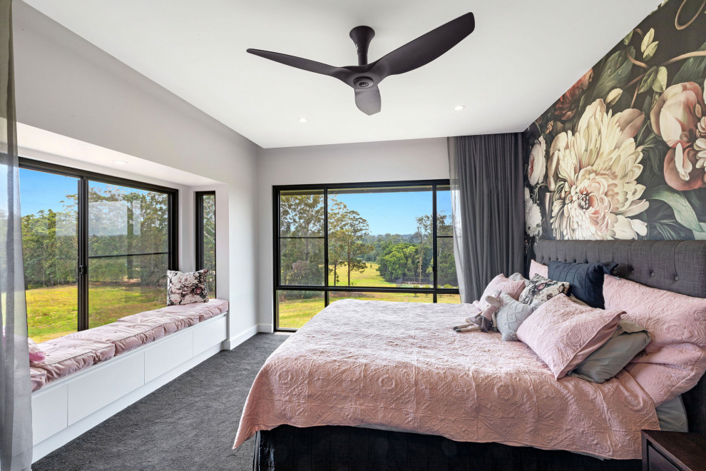 Großes Modernes Gästezimmer mit Teppichboden, grauem Boden, weißer Wandfarbe und Tapetenwänden in Sunshine Coast