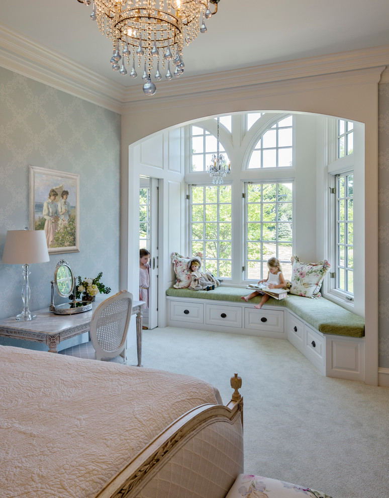 На фото: большая спальня в классическом стиле с синими стенами и ковровым покрытием без камина
