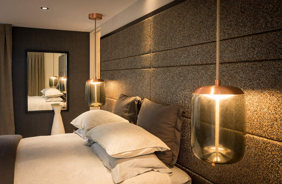 Стильный дизайн: большая спальня в современном стиле с ковровым покрытием - последний тренд