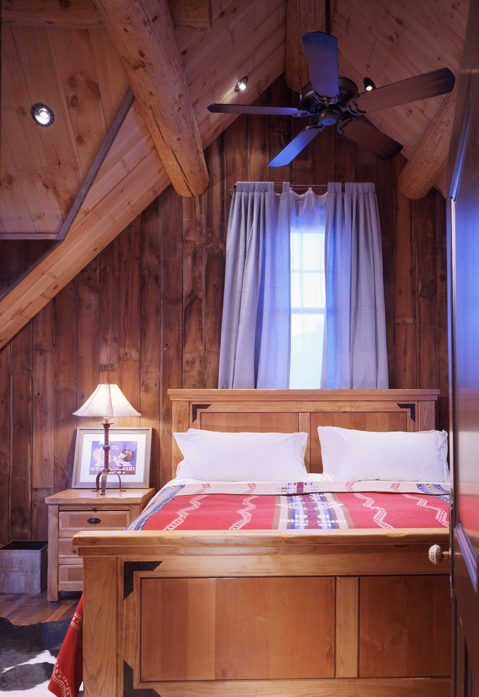 На фото: спальня в стиле рустика с коричневыми стенами и синими шторами