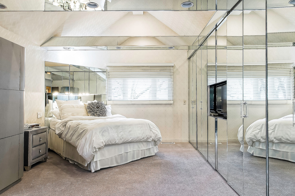 На фото: хозяйская спальня среднего размера в современном стиле с белыми стенами, ковровым покрытием и серым полом без камина с