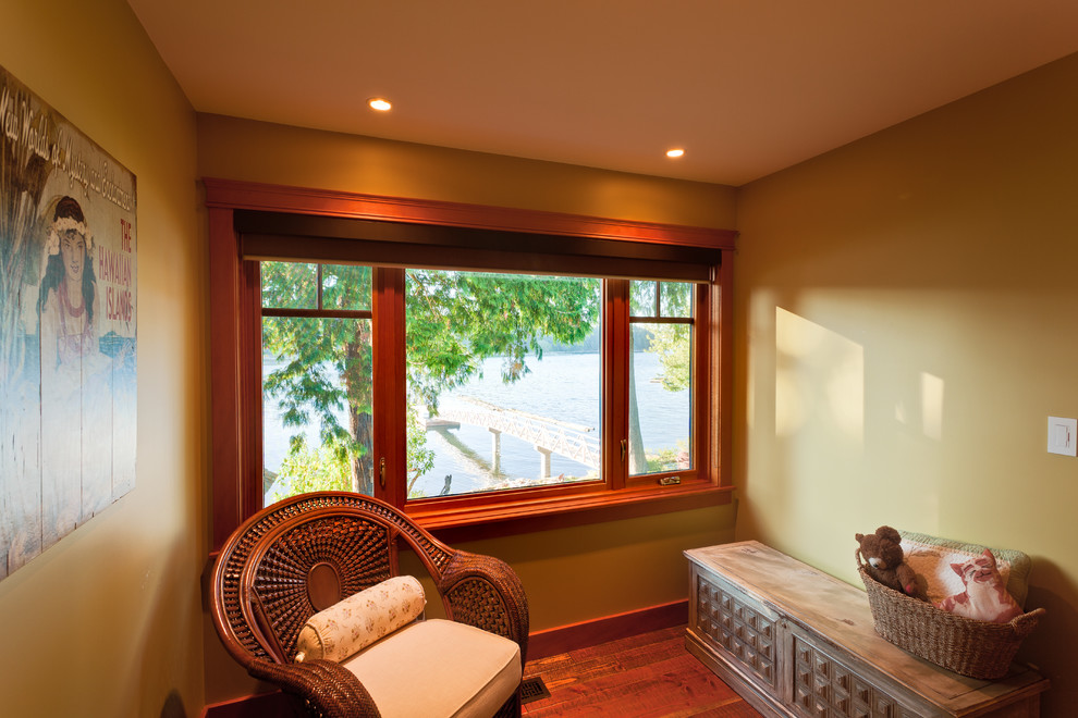 Modelo de dormitorio clásico pequeño con paredes verdes, suelo de madera clara y suelo naranja