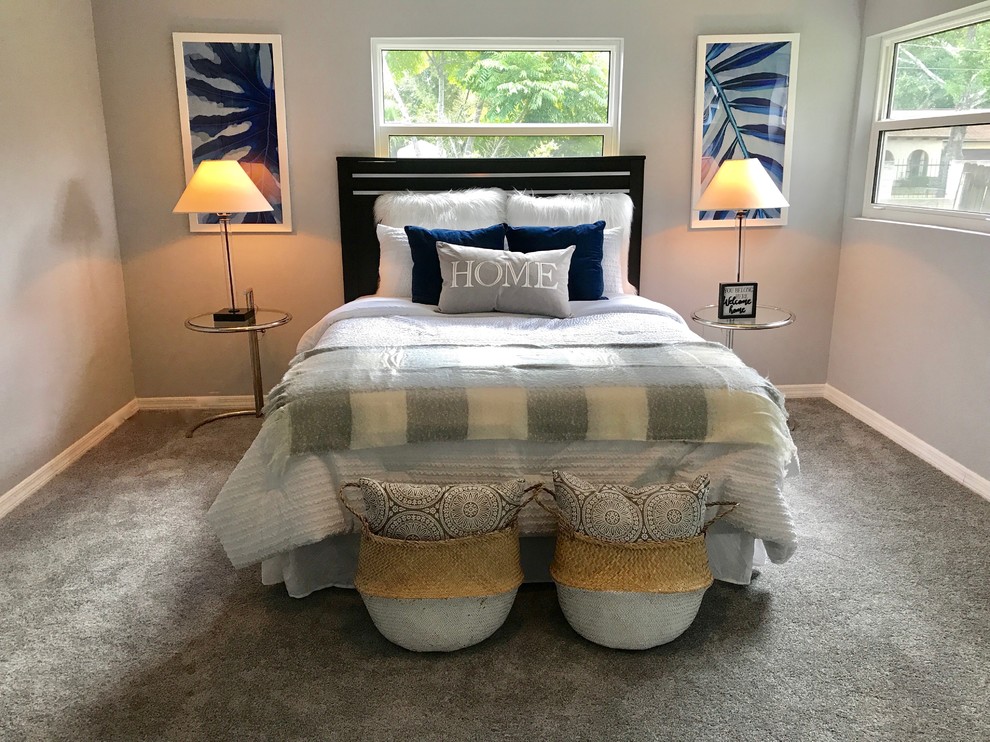 Пример оригинального дизайна: хозяйская спальня среднего размера в стиле неоклассика (современная классика) с серыми стенами, ковровым покрытием и серым полом