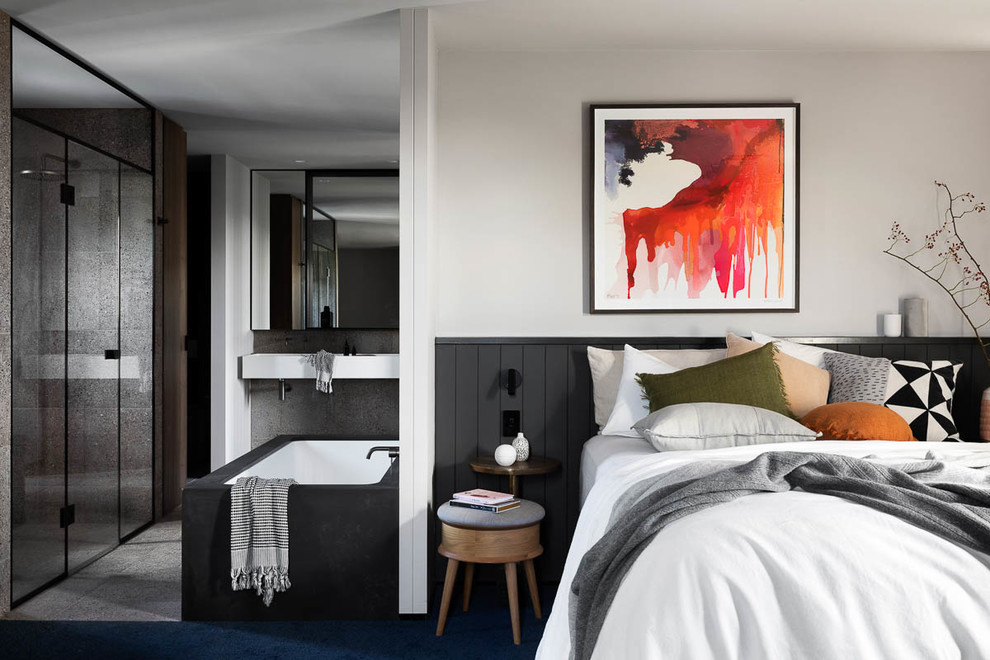 На фото: большая хозяйская спальня в современном стиле с серыми стенами, полом из керамической плитки и серым полом без камина с