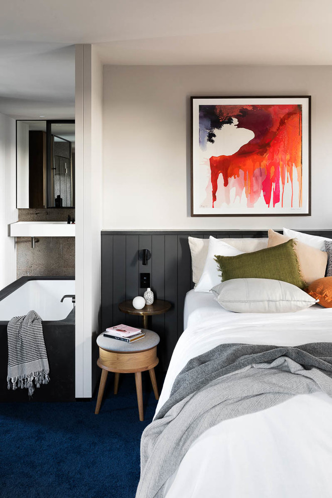 Großes Modernes Hauptschlafzimmer ohne Kamin mit grauer Wandfarbe, Teppichboden und blauem Boden in Melbourne