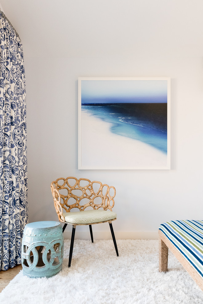 Foto di una camera da letto costiera con pareti bianche e parquet chiaro