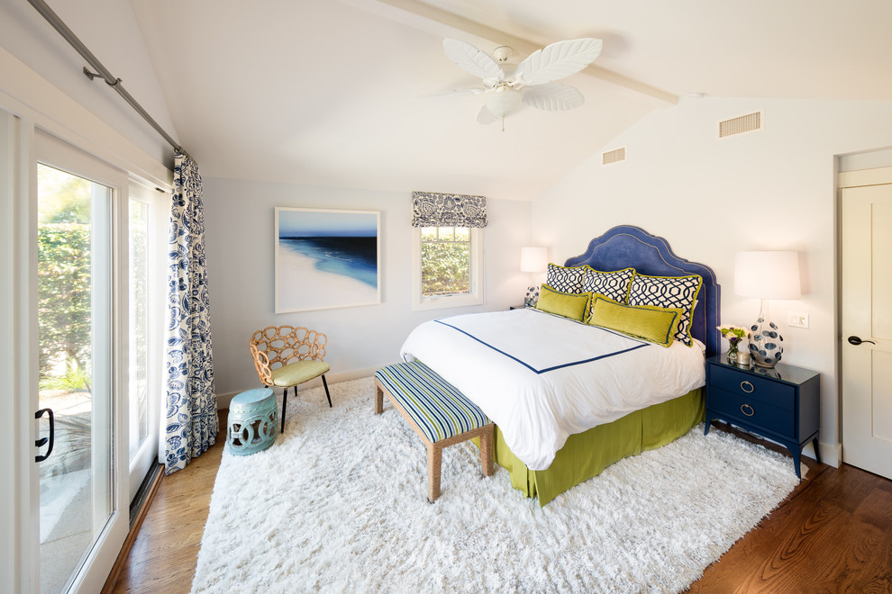 Maritimes Hauptschlafzimmer mit weißer Wandfarbe in Santa Barbara