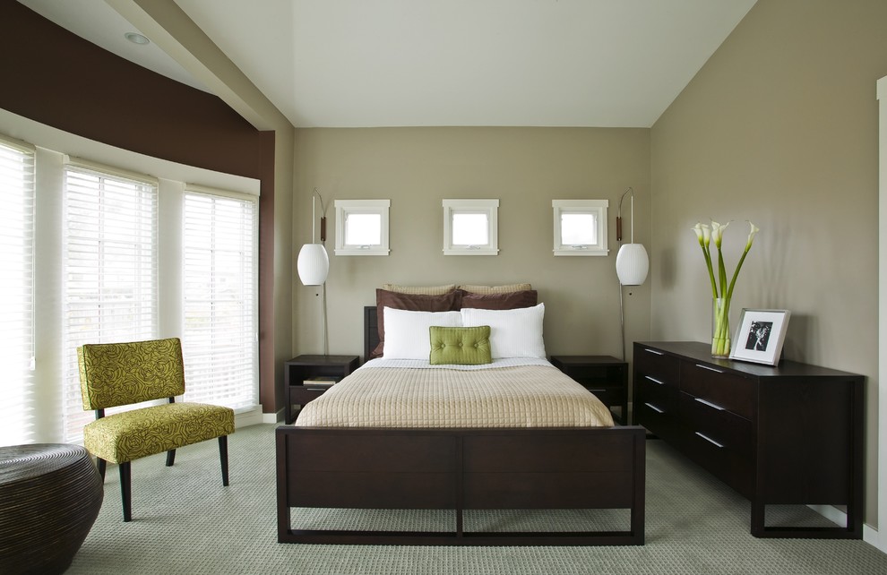 Пример оригинального дизайна: хозяйская спальня в современном стиле с серыми стенами, ковровым покрытием и акцентной стеной