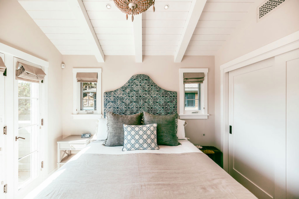Esempio di una piccola camera matrimoniale american style con pareti bianche, pavimento in legno massello medio e nessun camino
