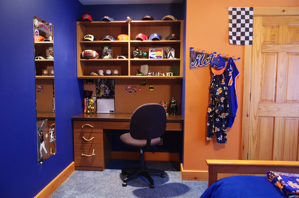 ニューヨークにある中くらいなエクレクティックスタイルのおしゃれな寝室 (青い壁、カーペット敷き) のレイアウト